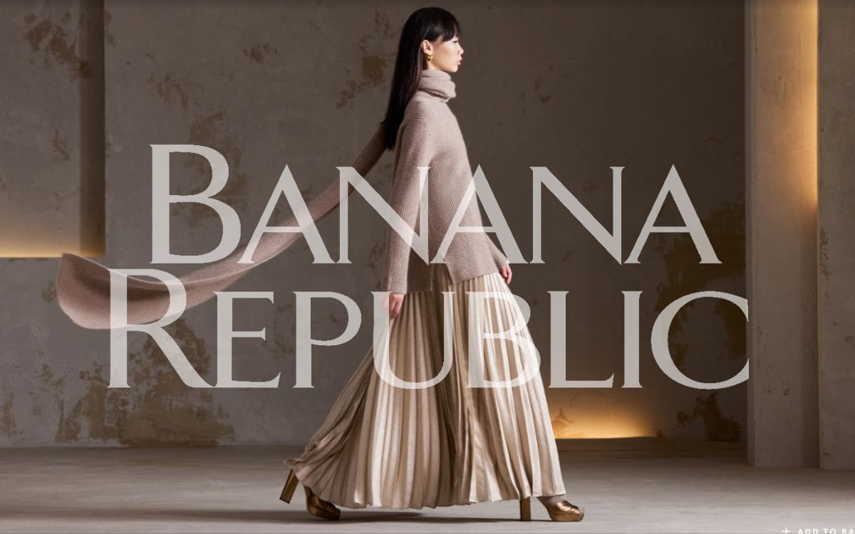 A female model walking _Banana Republic Price Adjustment A Quick Guide for Shoppers