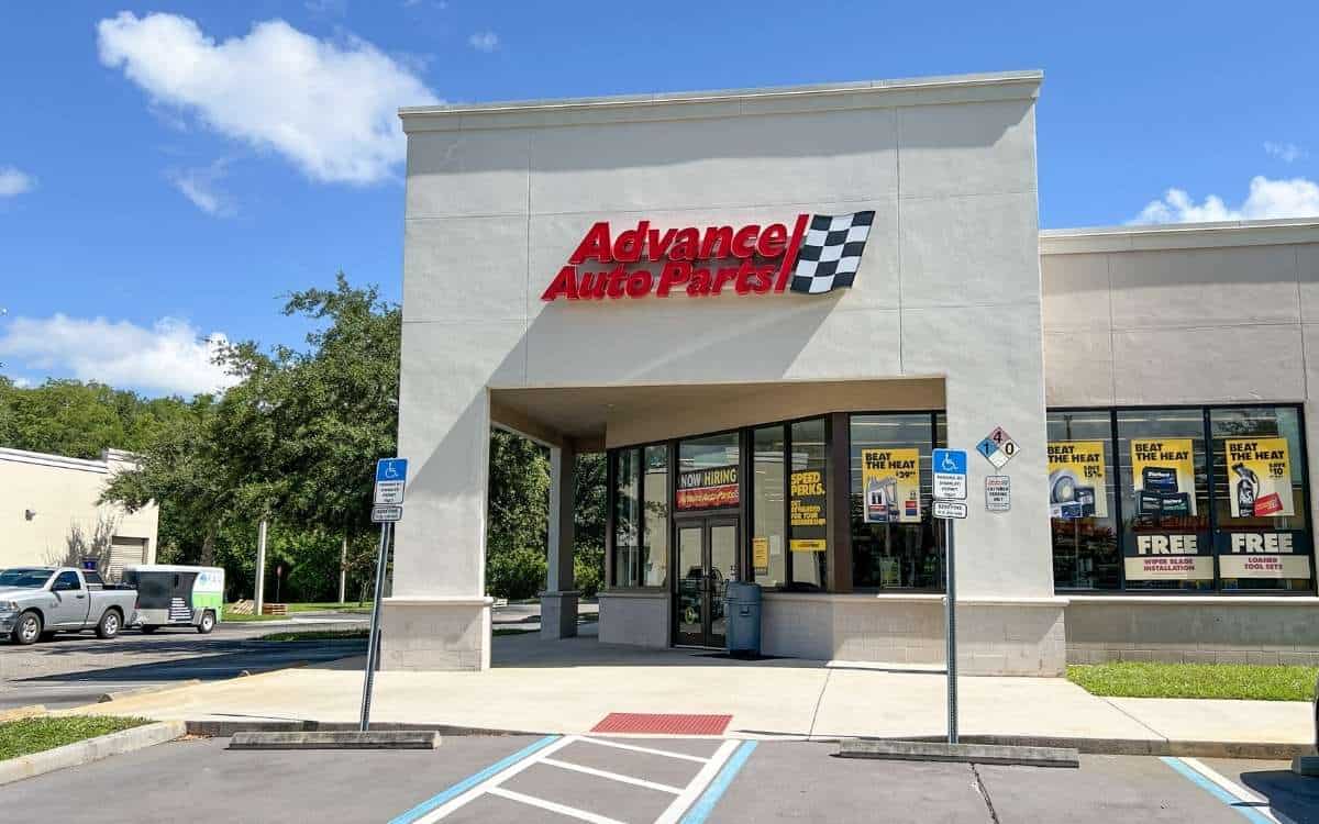 Photo showing Advanced Auto Parts store with parking area at the front